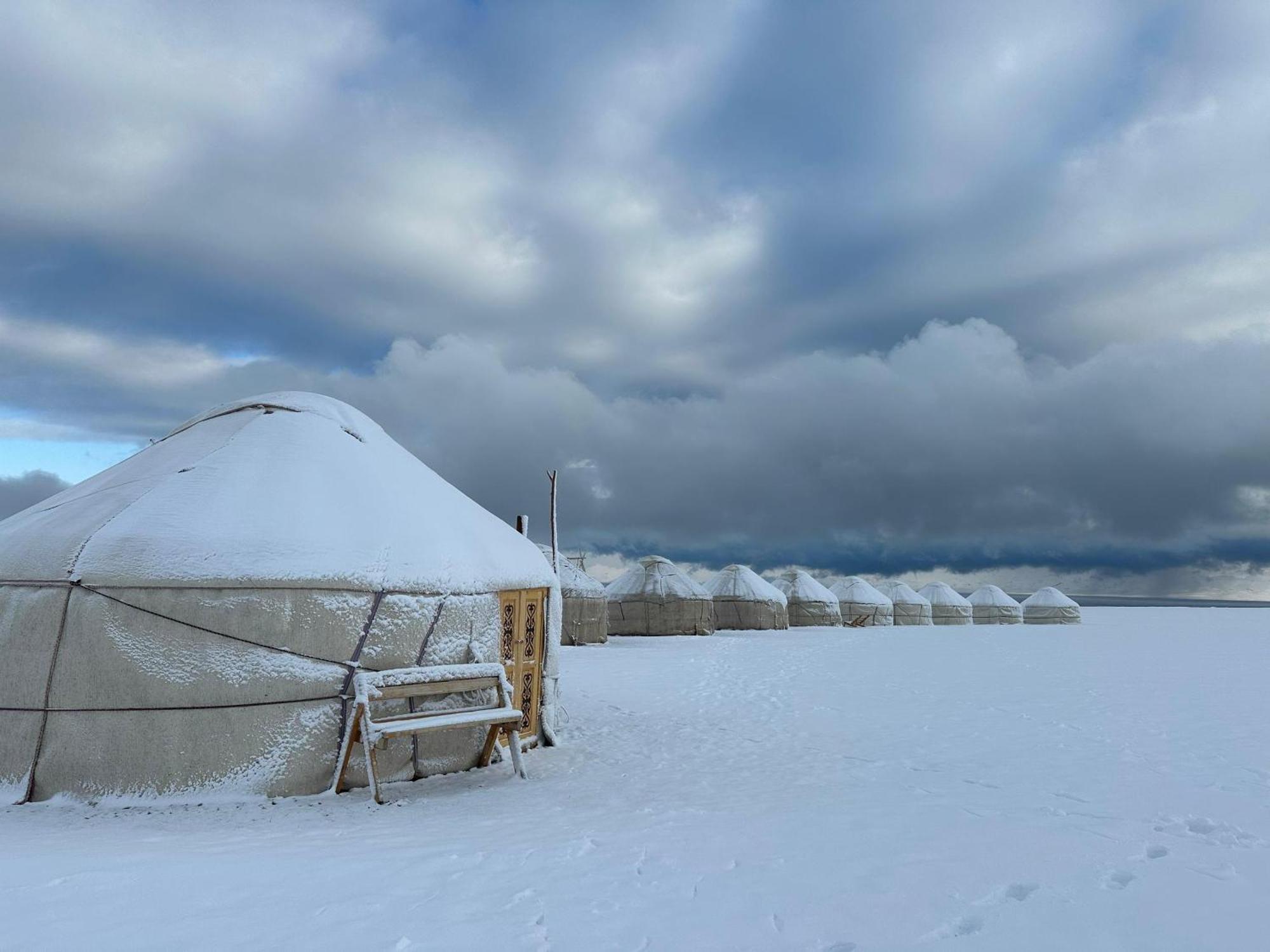 Yurt Camp Ali-Nur At Lake Song-Kol Юрточный Лагерь Али-Нур Озеро Сон-Куль Сон-Куль Кыргызстан Нарын Kyrgyzstan Naryn Exterior photo